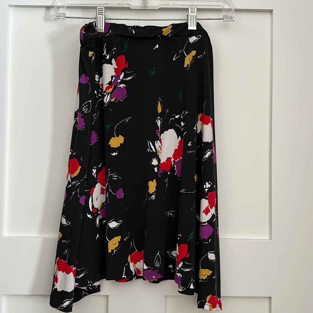 Leota Cosette Knit skirt floral black skirt. Size large.